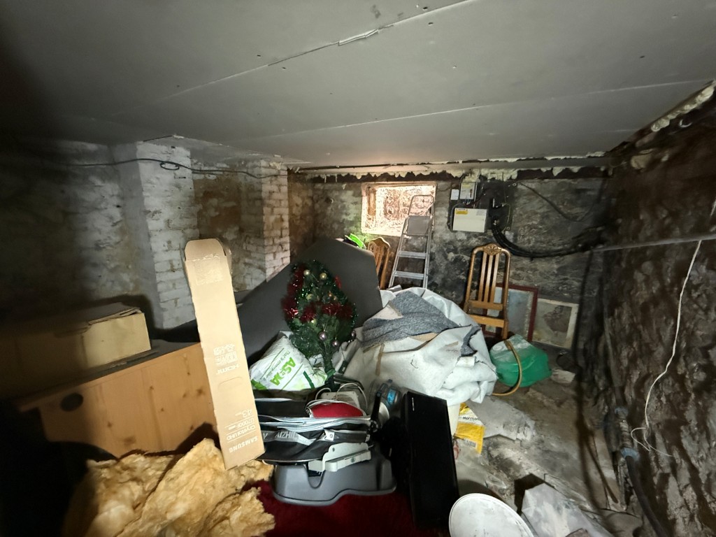Lot: 221 - END-TERRACE HOUSE FOR REPAIR - Cellar full of items